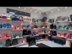 Différents échantillons de sacs à dos affichés